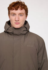 Ben ist 1,85 und trägt Größe L