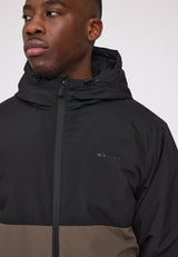 Ben ist 1,85 und trägt Größe L