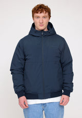 Ben ist 1,85 und trägt Größe L