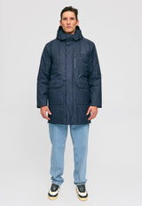 Dominik ist 1.91 und trägt Größe L