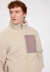 Ben ist 1,85 und trägt Größe L