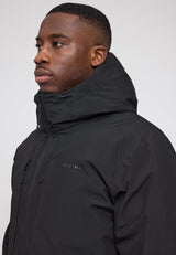 Terence ist 1,90 und trägt Größe L