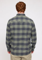 Ben ist 1,85 und trägt Größe L