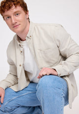 Ben ist 1,85 und trägt Größe L