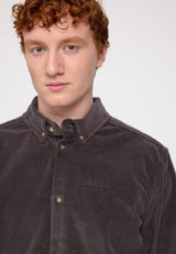 Ben ist 1,85 und trägt Größe L