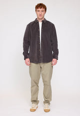 Ben ist 1,85 und trägt Größe L