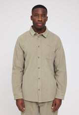 Terence ist 1,90 und trägt Größe L