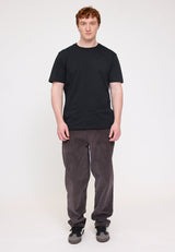 Ben ist 1,85 und trägt Größe L