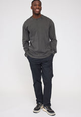 Terence ist 1,90 und trägt Größe L