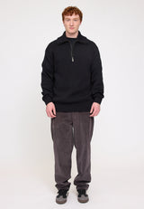 Ben ist 1,85 und trägt Größe L