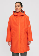 Kate ist 1.75m und trägt Größe S