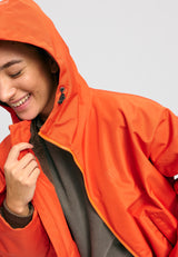 Kate ist 1.75m und trägt Größe S