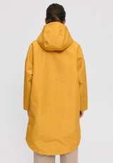 Kate ist 1.75m und trägt Größe S