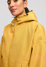 Kate ist 1.75m und trägt Größe S