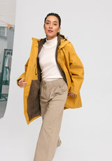 Kate ist 1.75m und trägt Größe S