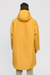 Dominik ist 1.91m und trägt Größe L