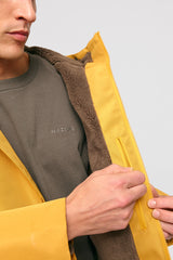 Dominik ist 1.91m und trägt Größe L