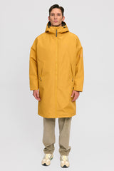 Dominik ist 1.91m und trägt Größe L