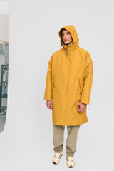 Dominik ist 1.91m und trägt Größe L