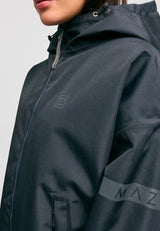 Kate ist 1.75m und trägt Größe S