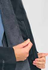 Kate ist 1.75m und trägt Größe S