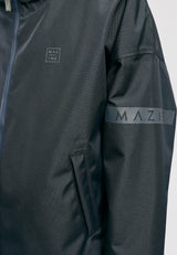 Dominik ist 1.91m und trägt Größe L