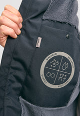 Dominik ist 1.91m und trägt Größe L