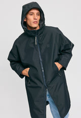 Dominik ist 1.91m und trägt Größe L