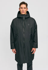 Dominik ist 1.91m und trägt Größe L