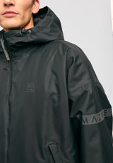 Dominik ist 1.91m und trägt Größe L