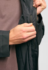 Dominik ist 1.91m und trägt Größe L