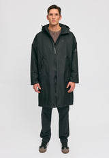 Dominik ist 1.91m und trägt Größe L