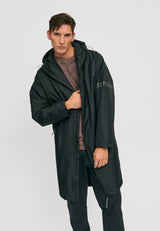 Dominik ist 1.91m und trägt Größe L