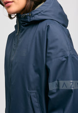 Kate ist 1.75m und trägt Größe S