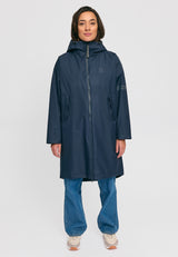 Kate ist 1.75m und trägt Größe S