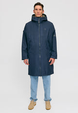 Dominik ist 1.91m und trägt Größe L