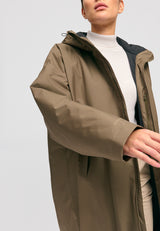 Kate ist 1.75m und trägt Größe S