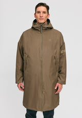 Dominik ist 1.91m und trägt Größe L