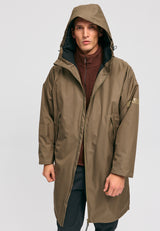 Dominik ist 1.91m und trägt Größe L