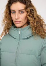 Angelique ist 1,75 und trägt Größe S