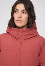 Maren ist 1,75 und trägt Größe S