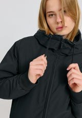 Amber ist 1,74 und trägt Größe S