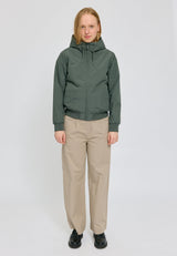 Julia ist 1,78 und trägt Größe S