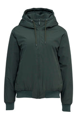 Amber ist 1,74 und trägt Größe S