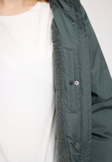 Julia ist 1,78 und trägt Größe S