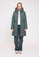 Julia ist 1,78 und trägt Größe S