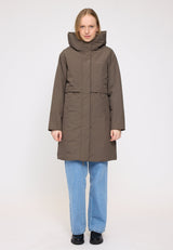 Julia ist 1,78 und trägt Größe S