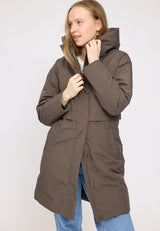 Julia ist 1,78 und trägt Größe S