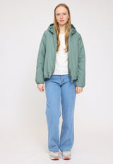 Julia ist 1,78 und trägt Größe S