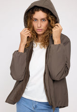 Angelique ist 1,75 und trägt Größe S